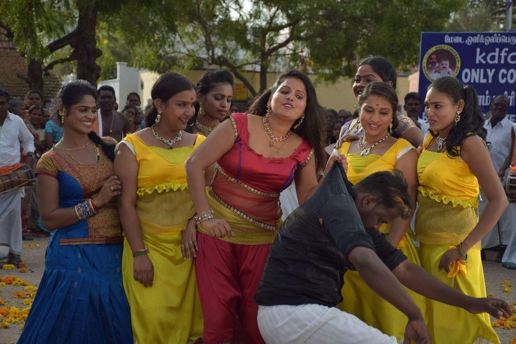 Yookkiyan Varan Sombai Thooki Ulla Vai Movie Stills