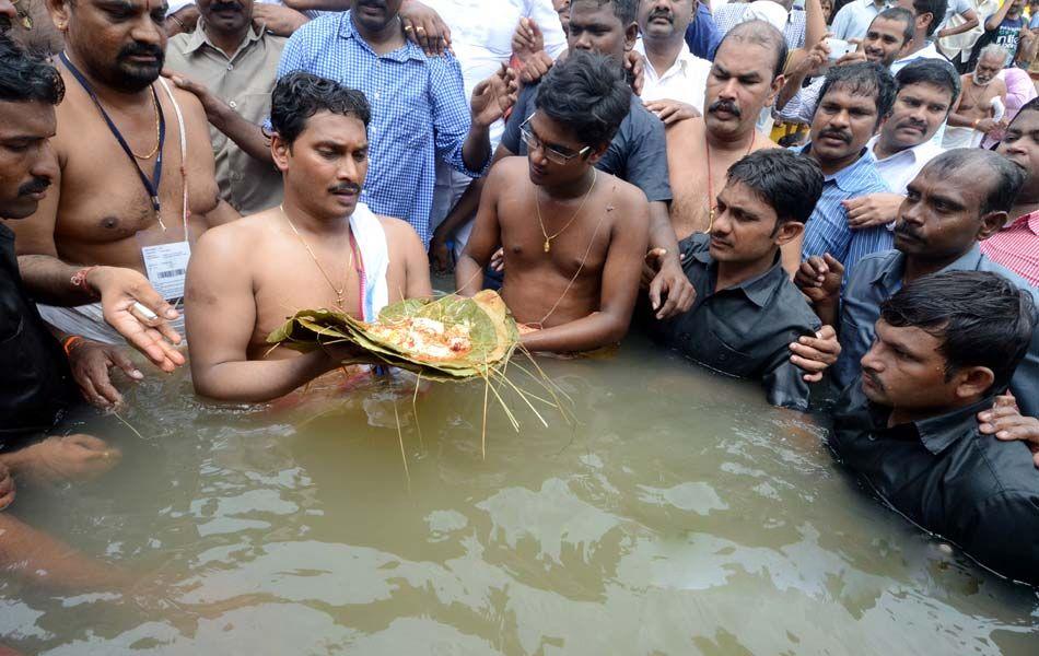 Ys Jagan at Godavari Maha Pushkaram Photos