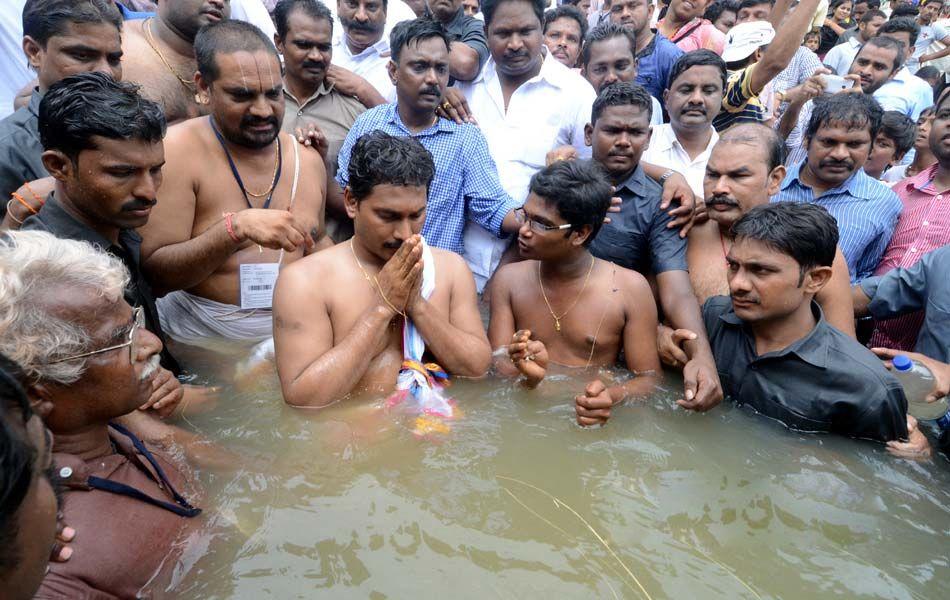 Ys Jagan at Godavari Maha Pushkaram Photos