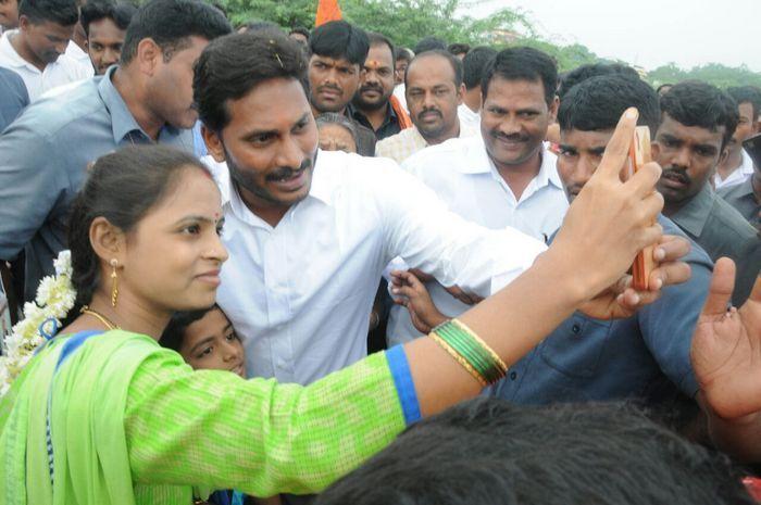 YS Jagan Praja Sankalpa Yatra Photos