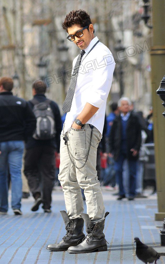 Allu Arjun Latest Stills in Iddarammayilatho Movie