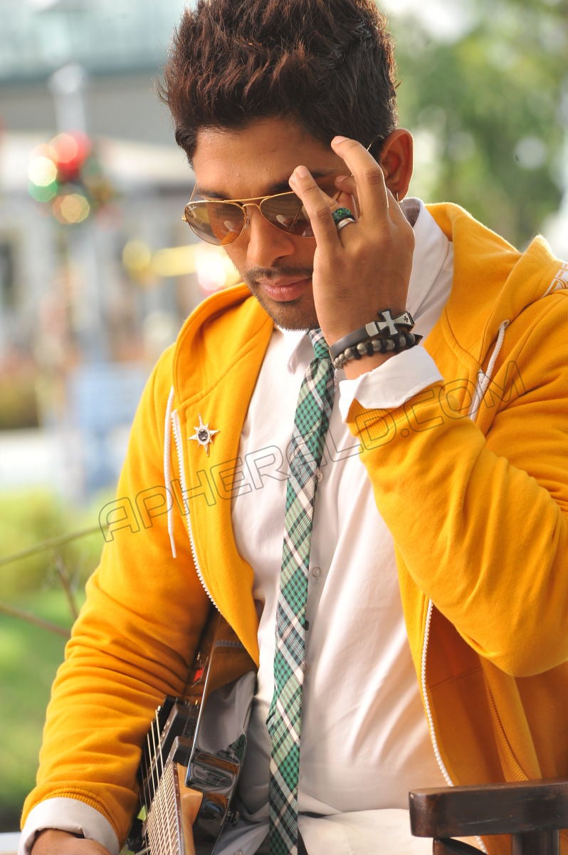 Allu Arjun Stills in Iddarammayilatho Movie