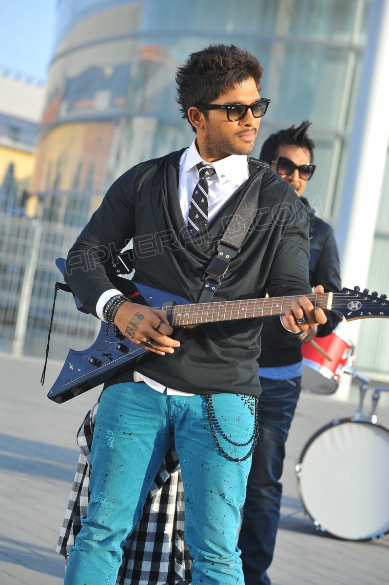 Allu Arjun Stills in Iddarammayilatho Movie