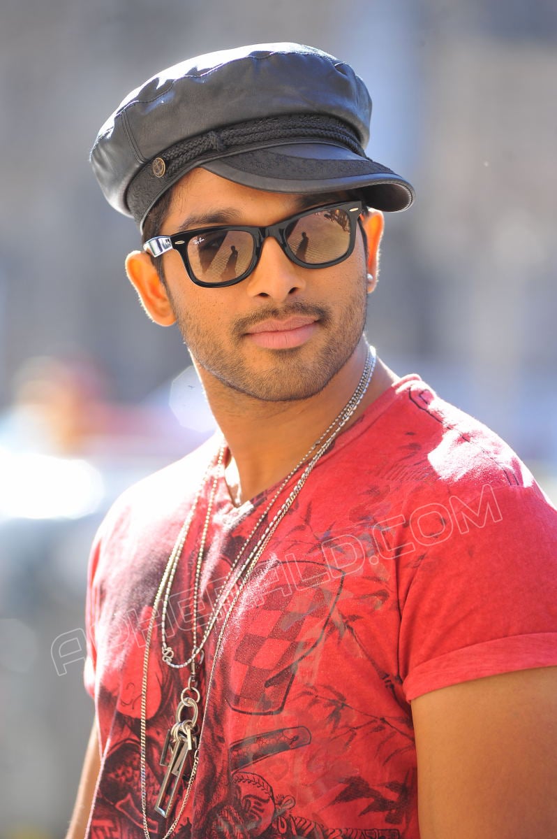 Allu Arjun Stills in Iddarammayilatho Movie