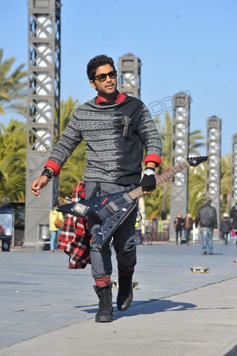 Allu Arjun Stills in Iddarammayilatho Movie