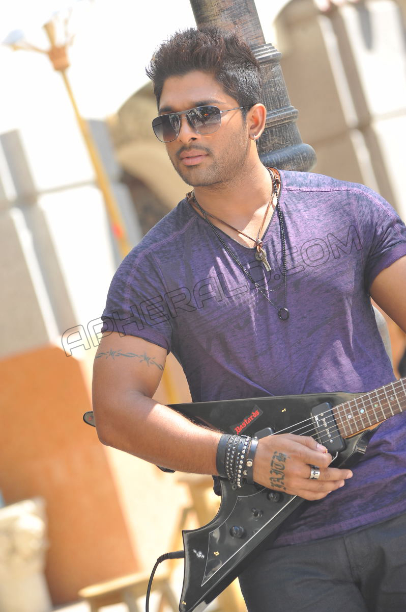 Allu Arjun Stills in Iddarammayilatho Movie