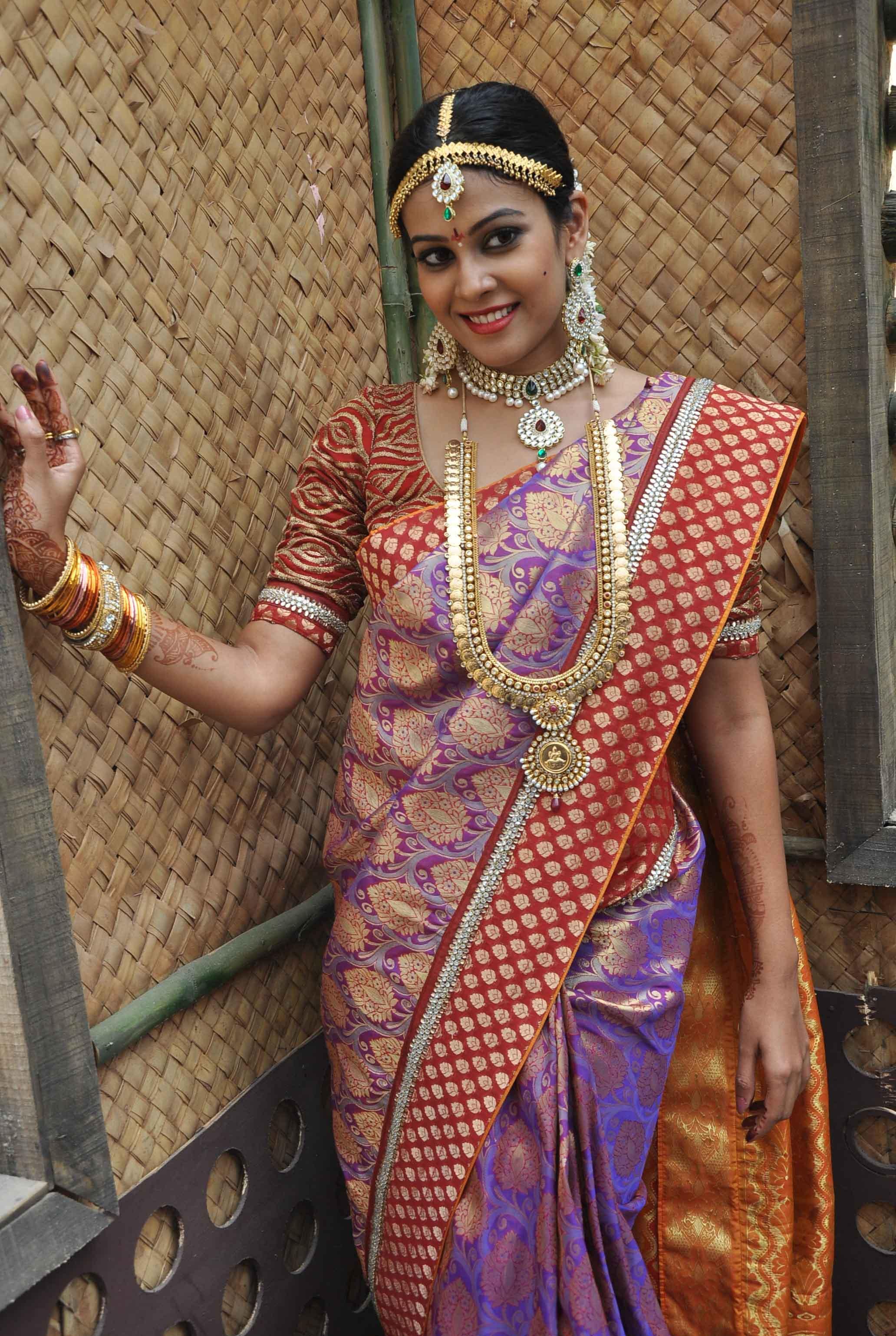 Actress Sexy Saree Pics