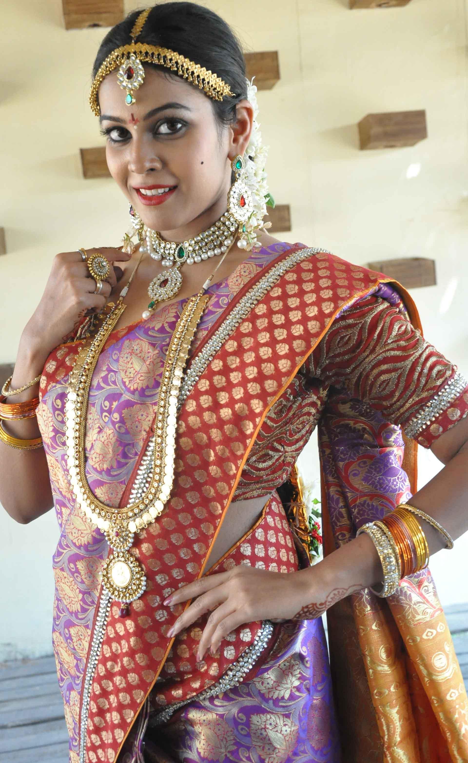 Actress Sexy Saree Pics