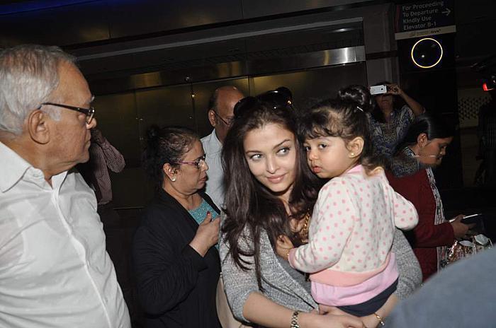 Aishwarya Rai Stills with Aaradhya