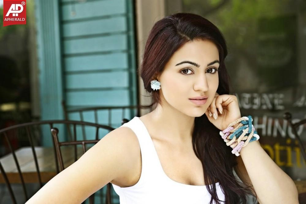 Aksha Pardasany Hot Looking Stills