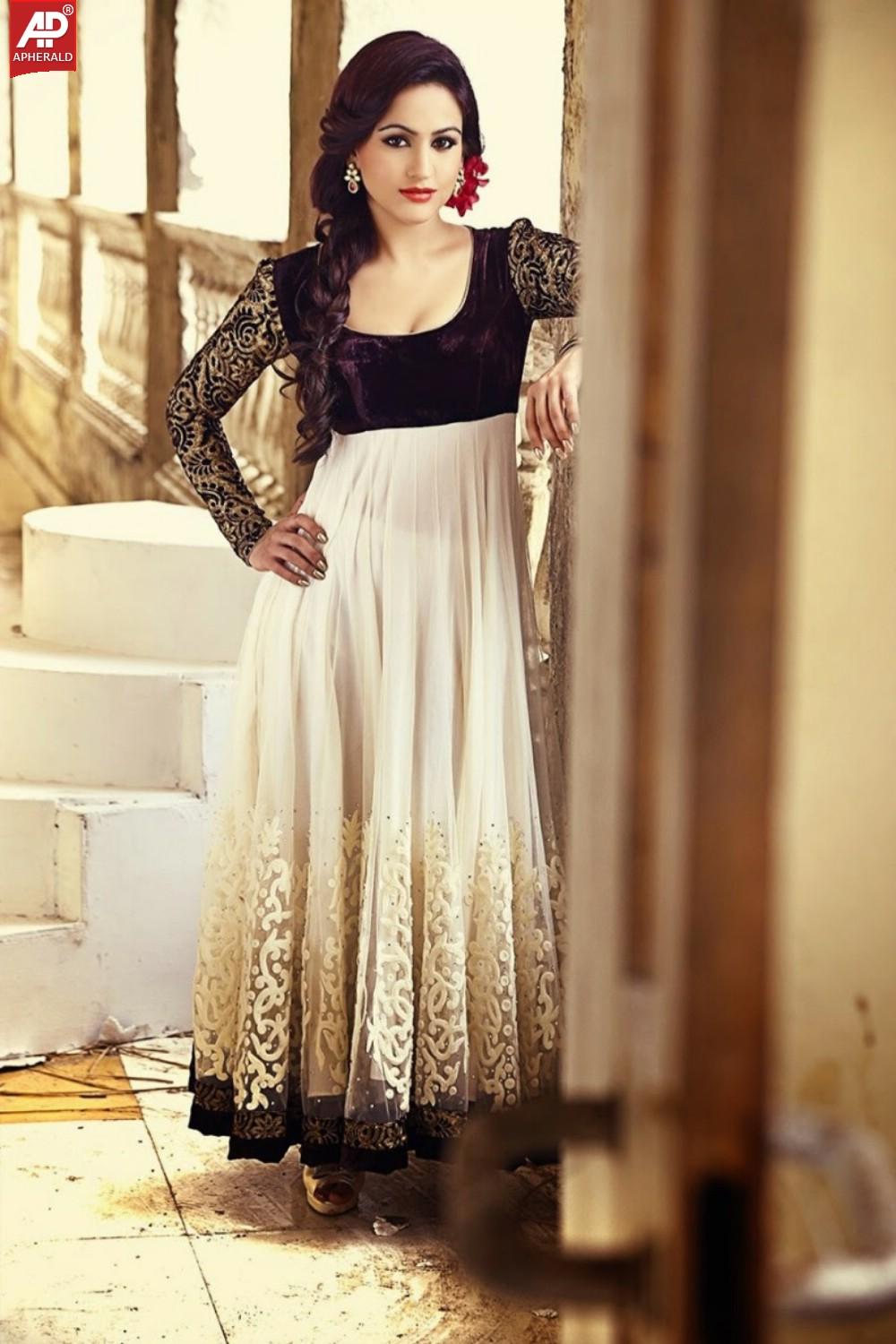 Aksha Pardasany Hot Looking Stills
