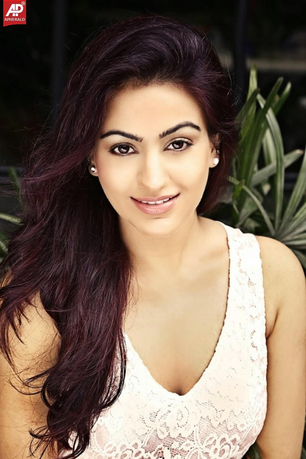 Aksha Pardasany Hot Looking Stills