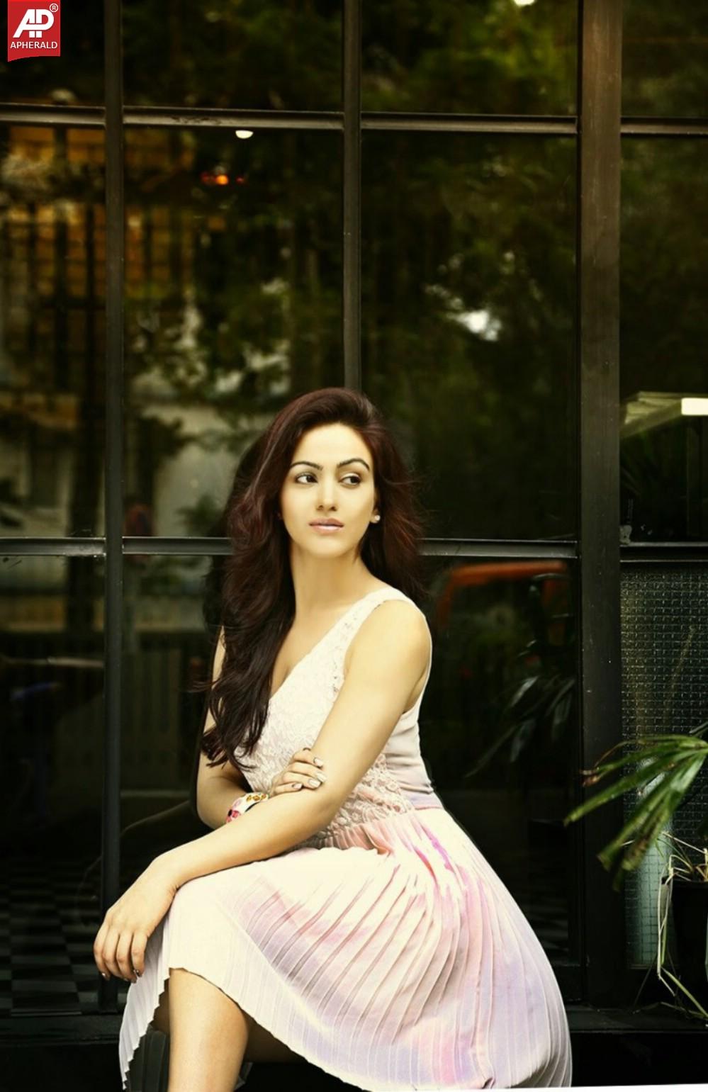 Aksha Pardasany Hot Looking Stills
