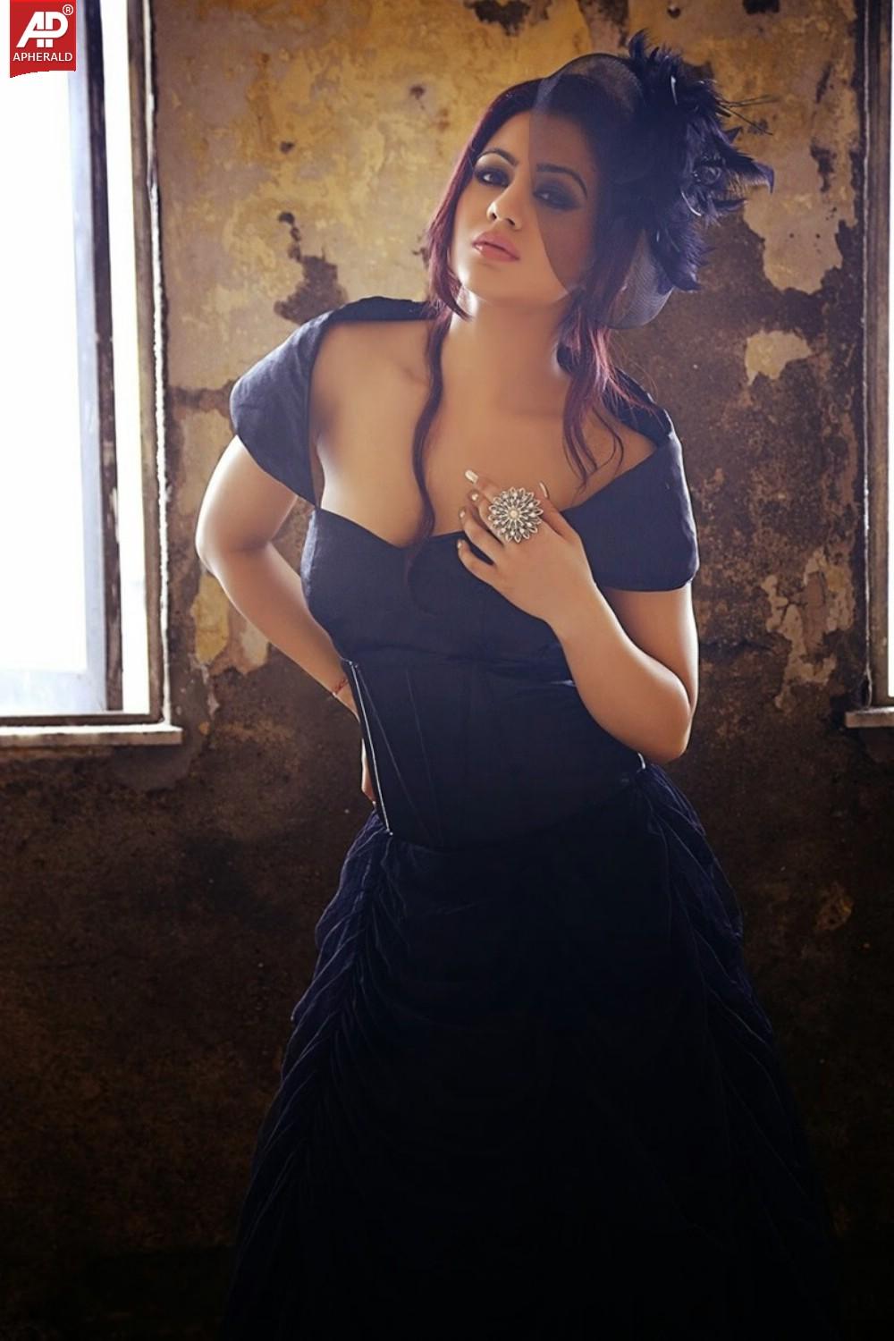 Aksha Pardasany Hot Looking Stills