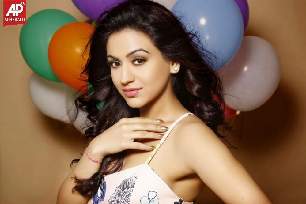 Aksha Pardasany Hot Looking Stills