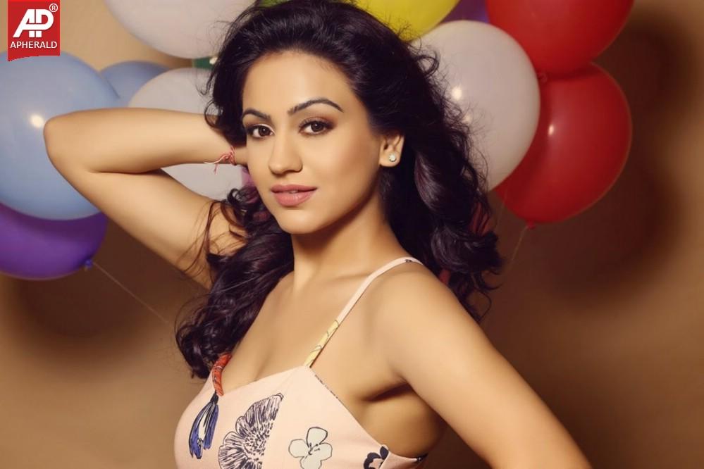 Aksha Pardasany Hot Looking Stills