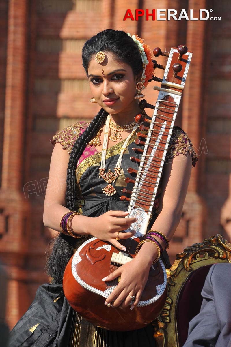 Amala Paul in Iddarammayilatho