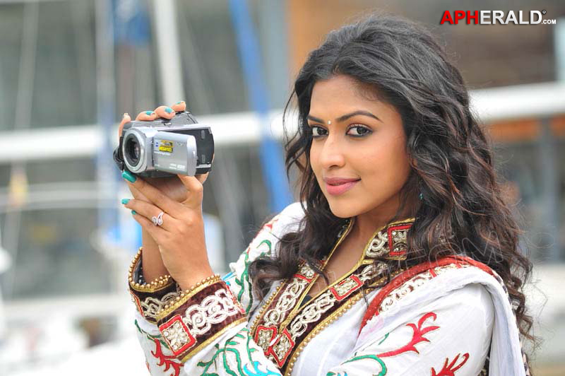 Amala Paul in Iddarammayilatho