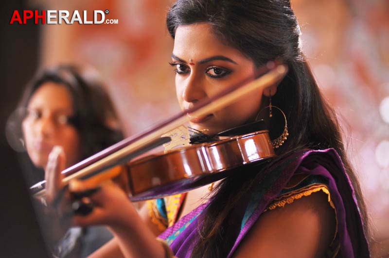 Amala Paul in Iddarammayilatho