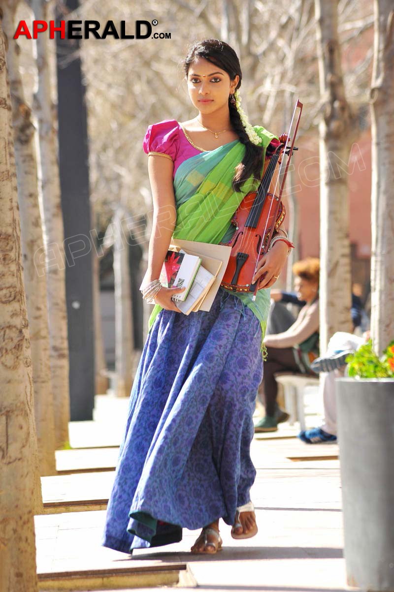 Amala Paul in Iddarammayilatho