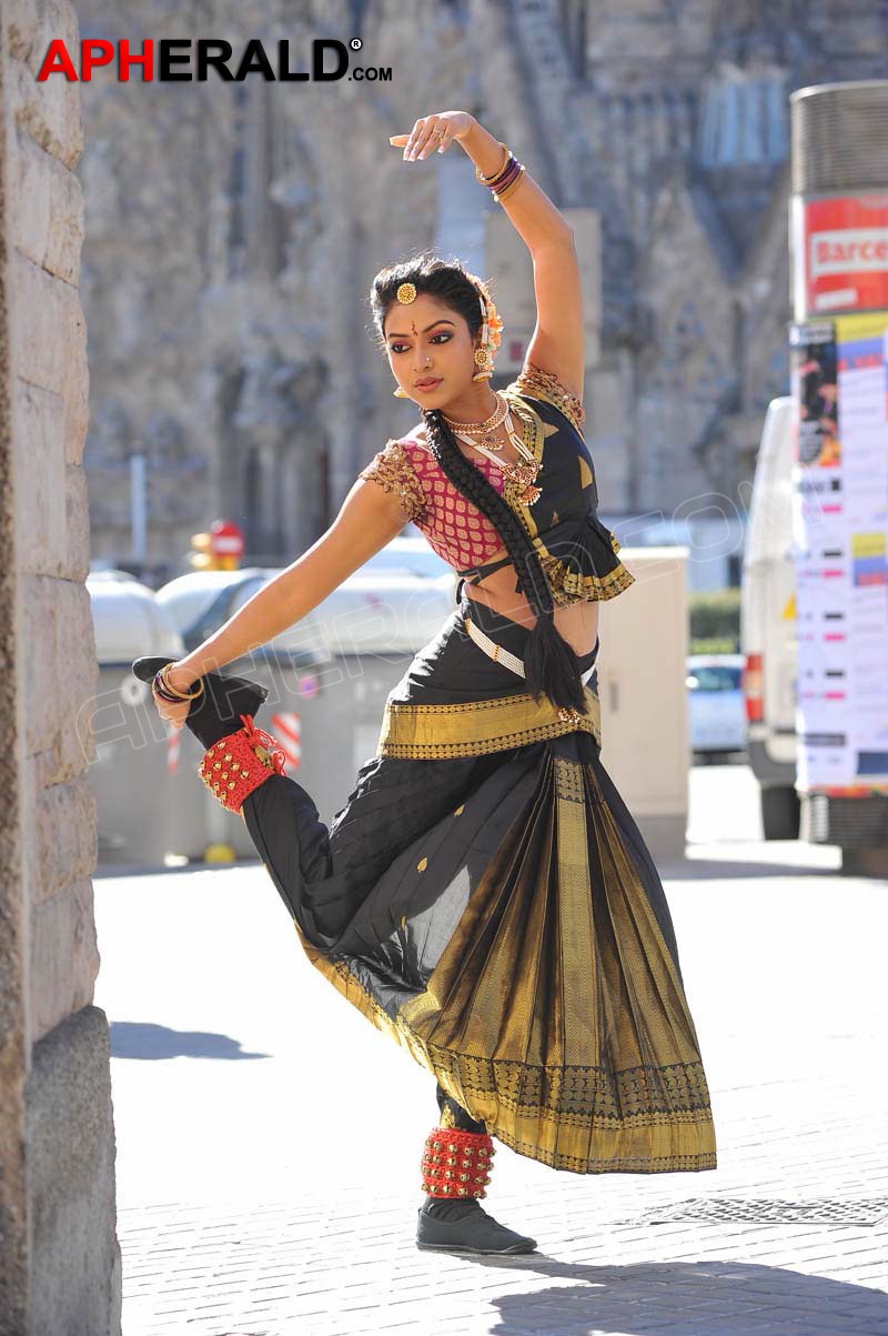 Amala Paul in Iddarammayilatho