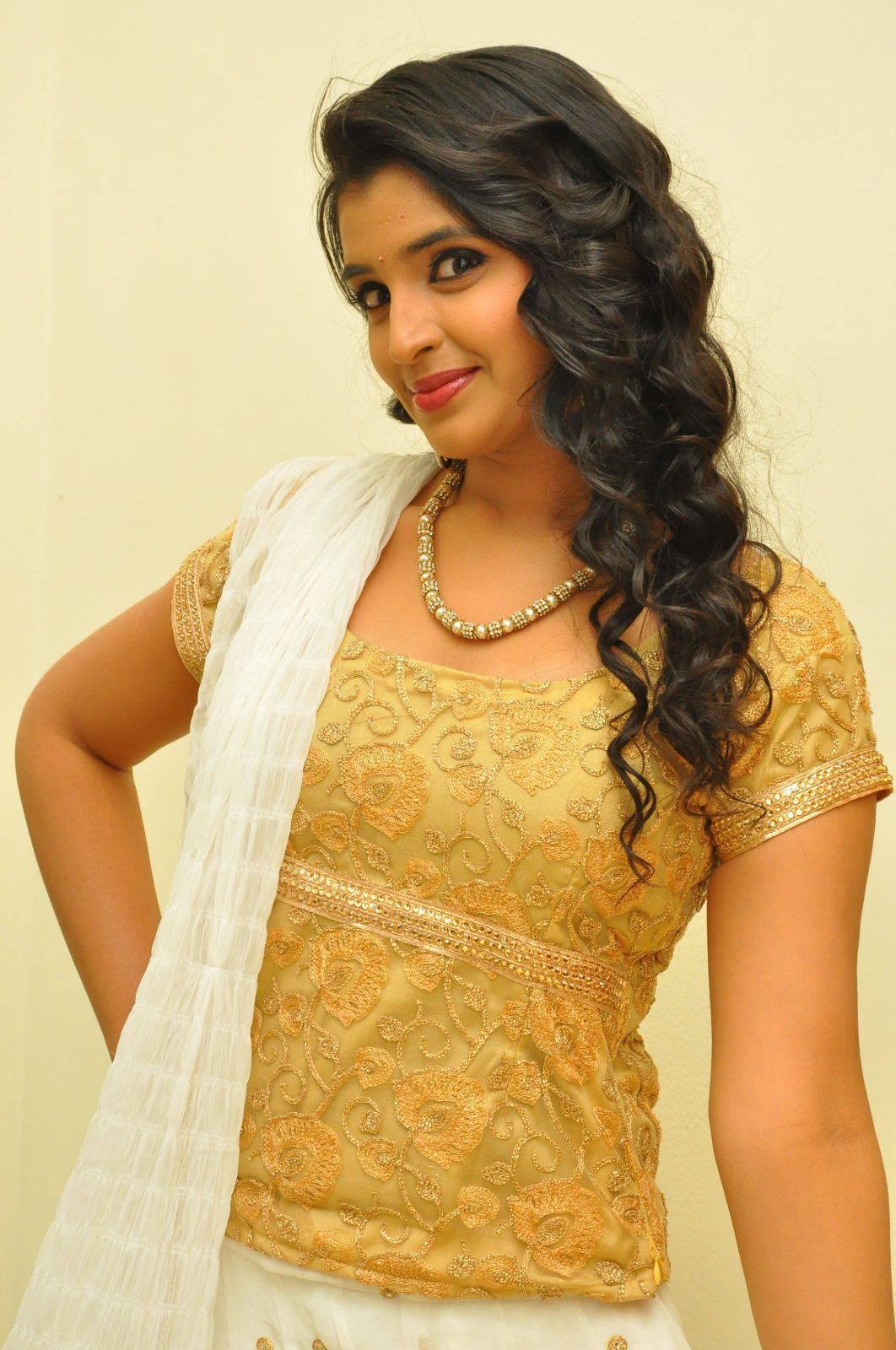 Anchor Syamala Latest Stills