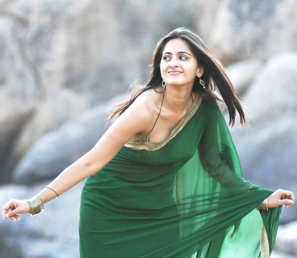 Anushka Shetty Spicy Pics in Saree