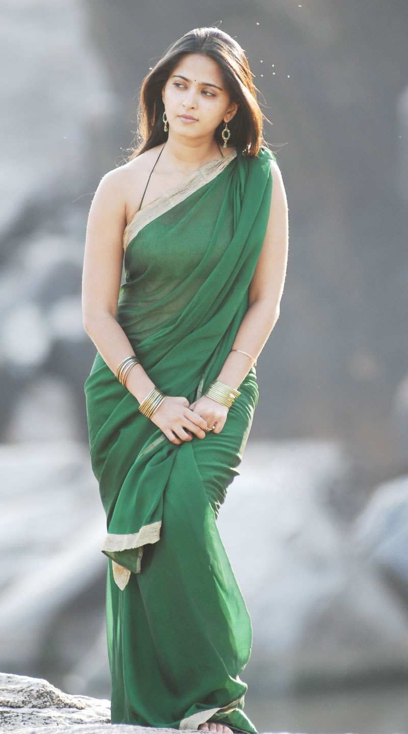 Anushka Shetty Spicy Pics in Saree