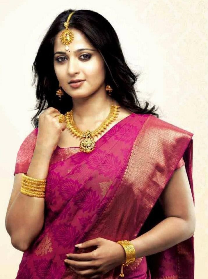 Anushka Shetty Spicy Pics in Saree