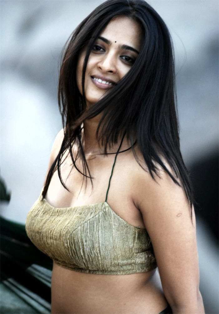 Anushka Shetty Spicy Pics in Saree