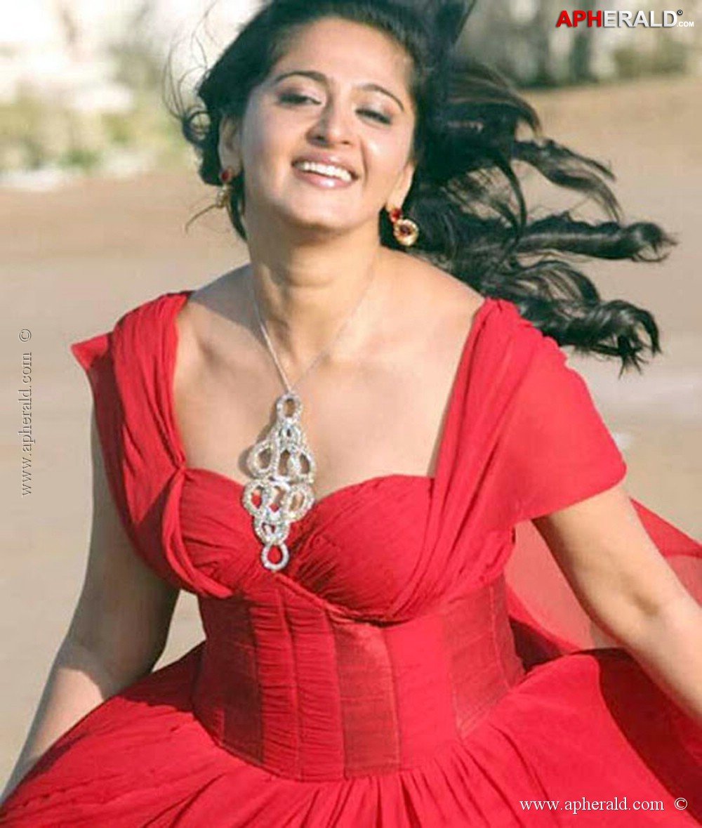 Anushka Spicy Photos