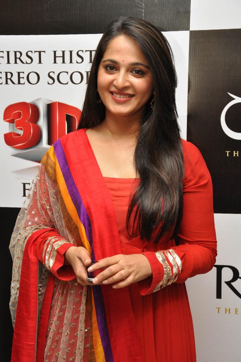 Anushka Stills At Rudhramadevi Movie Trailer Launch