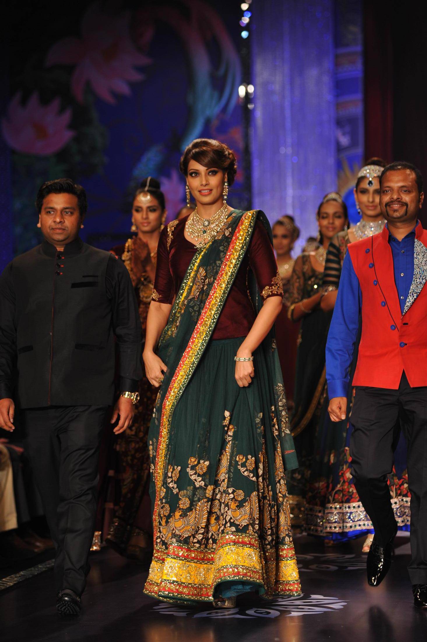 Bipasha Basu Stills At IIJW 2014 Grand Finale