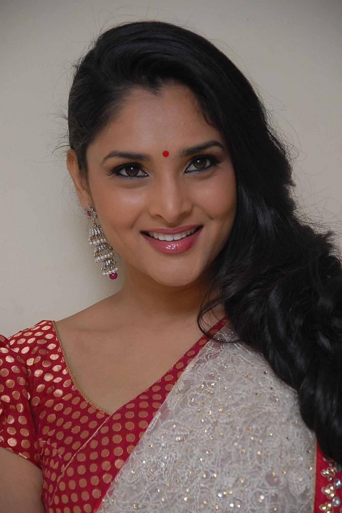 Divya Spandana Saree Pics