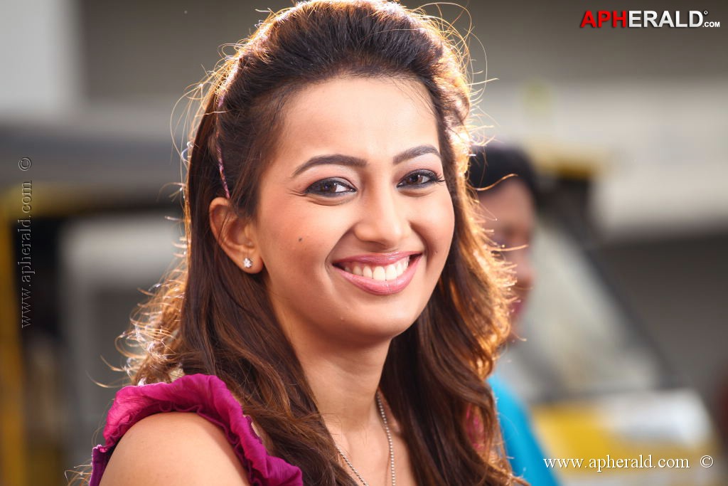 Ester Noronha New Pics