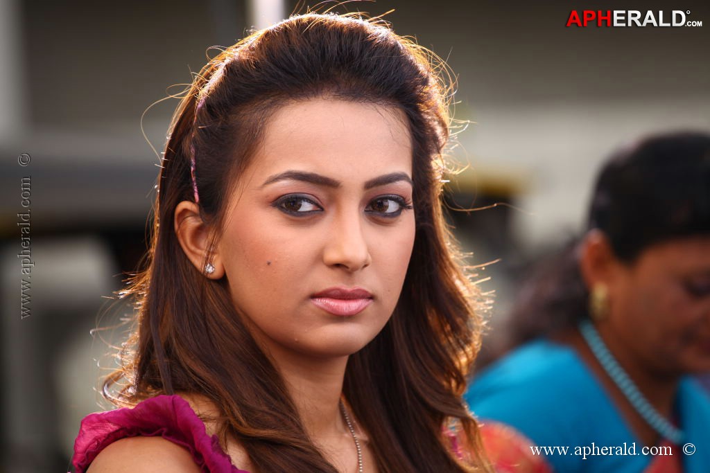 Ester Noronha New Pics