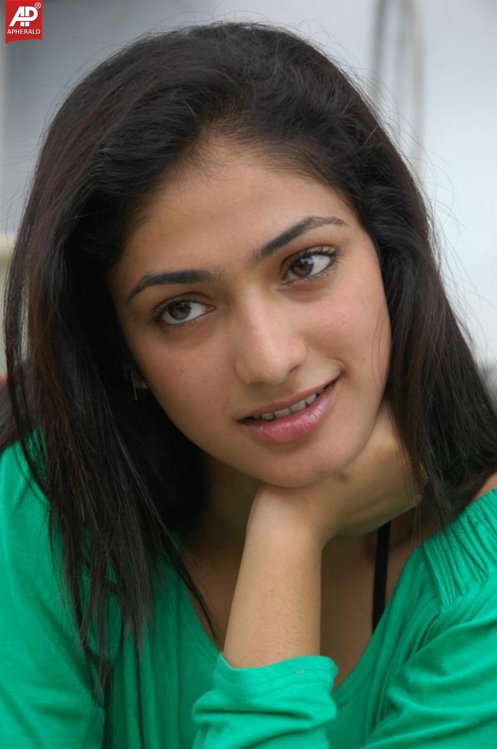 Haripriya Hot Navel Wallpapers