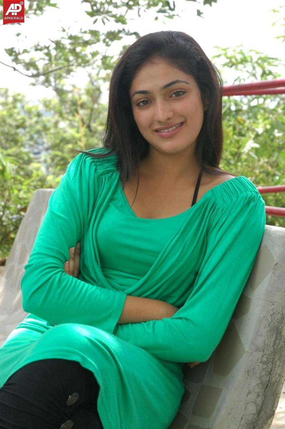 Haripriya Hot Navel Wallpapers