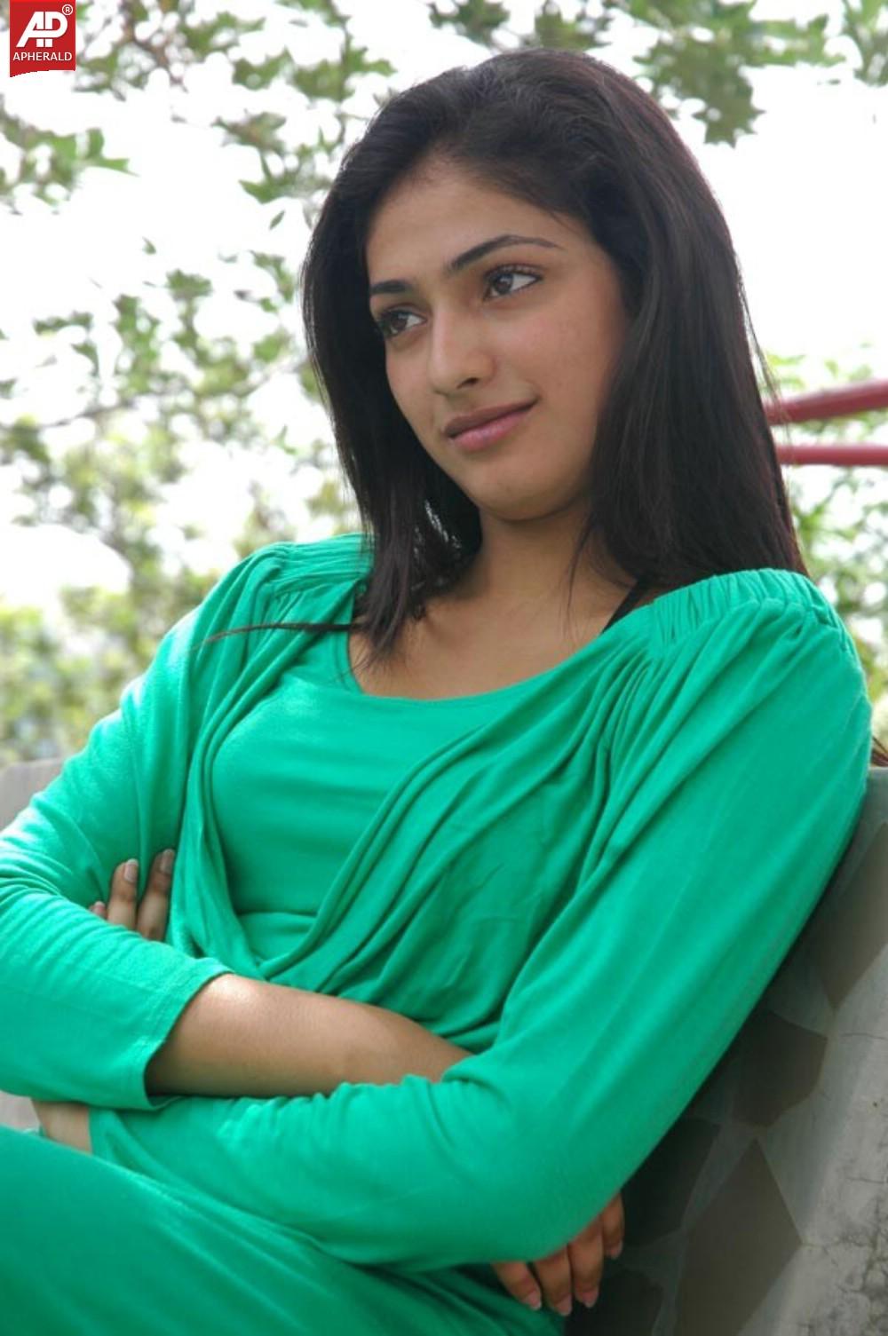 Haripriya Hot Navel Wallpapers