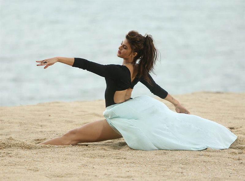 Jacqueline Fernandez Cute Ballet Dance Photos