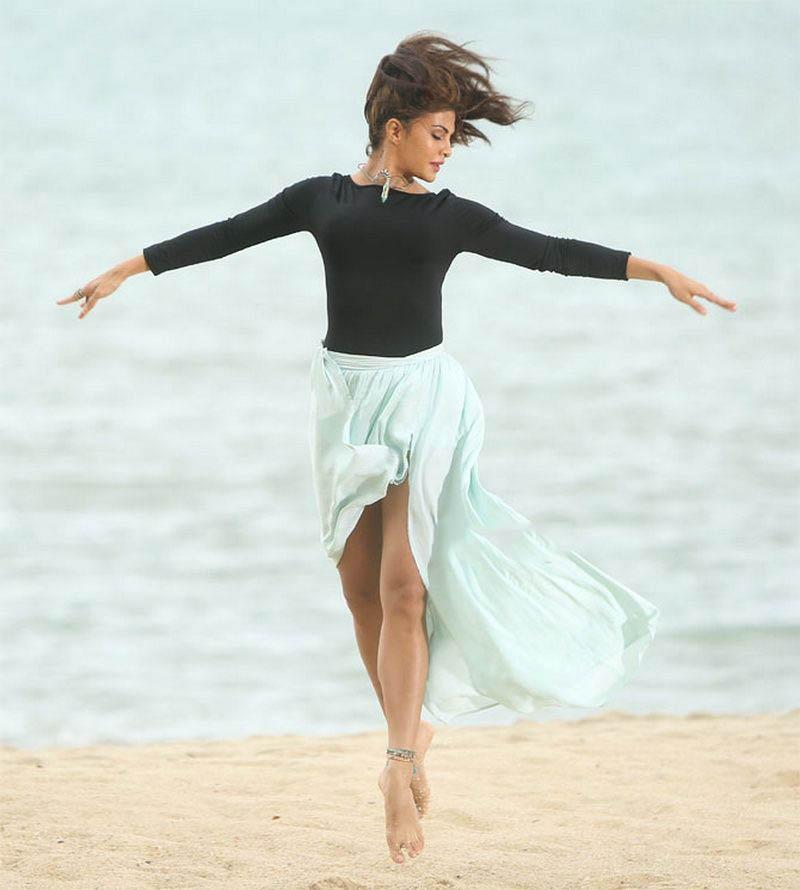 Jacqueline Fernandez Cute Ballet Dance Photos