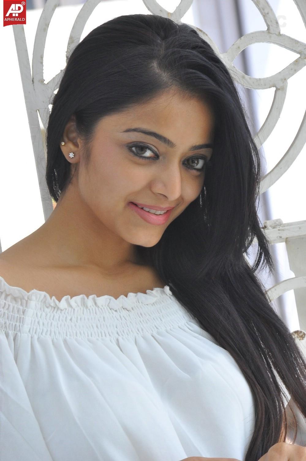 Janani Iyer Latest Stills