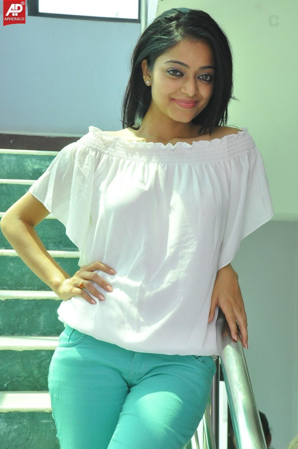 Janani Iyer Latest Stills