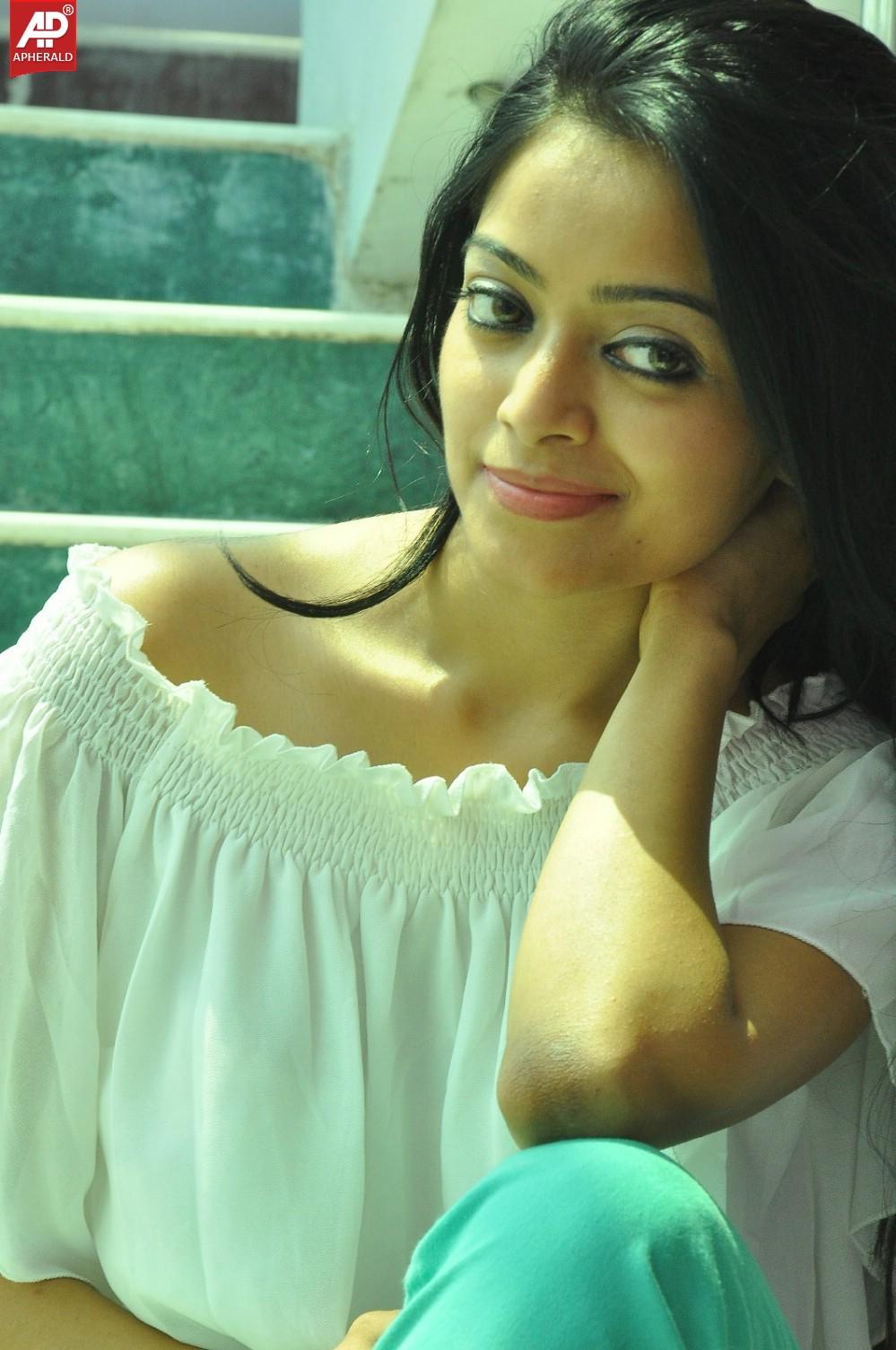 Janani Iyer Latest Stills