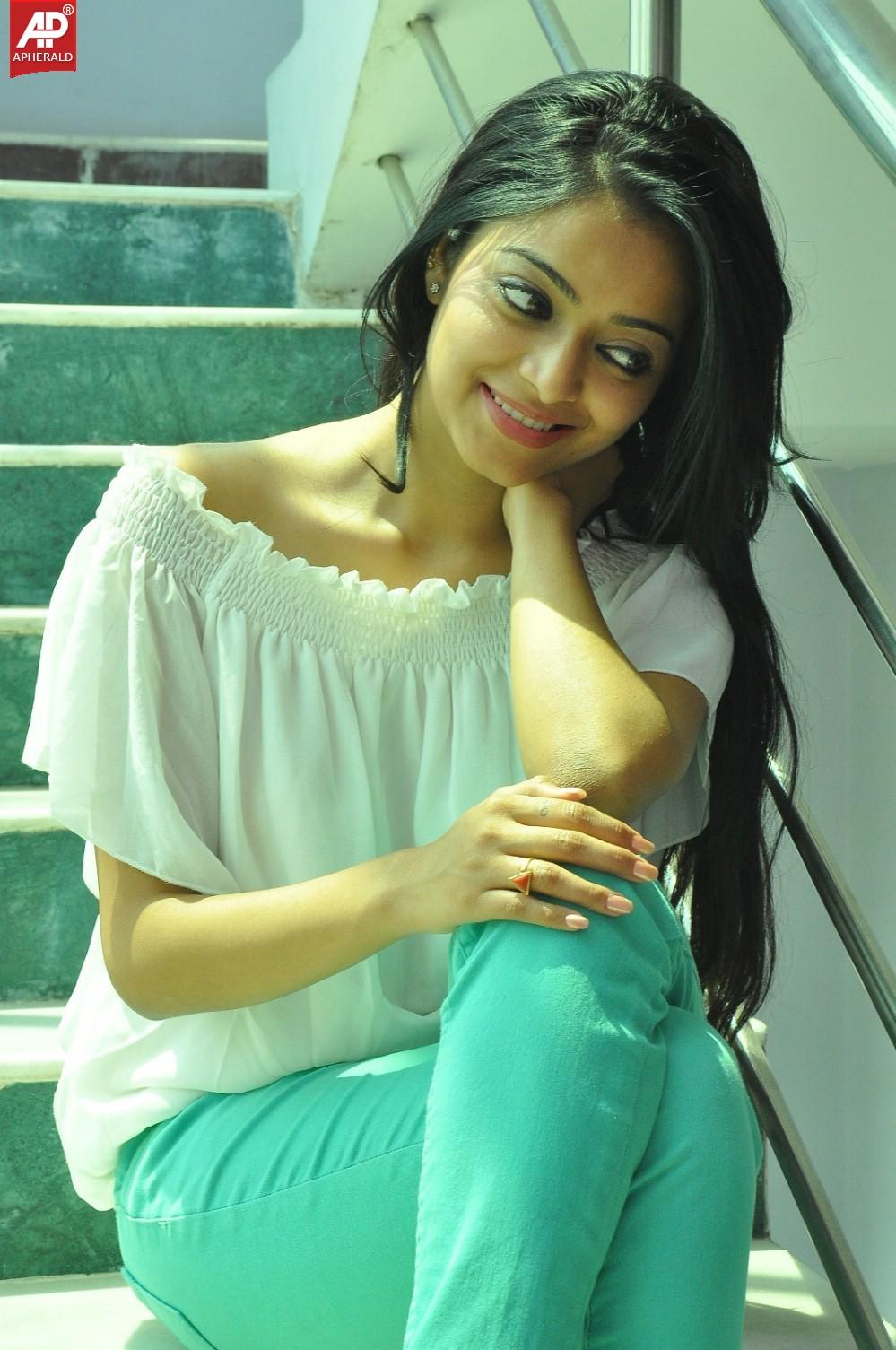 Janani Iyer Latest Stills