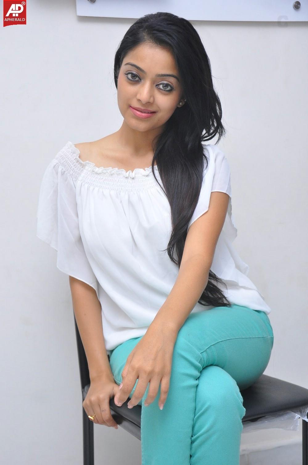 Janani Iyer Latest Stills