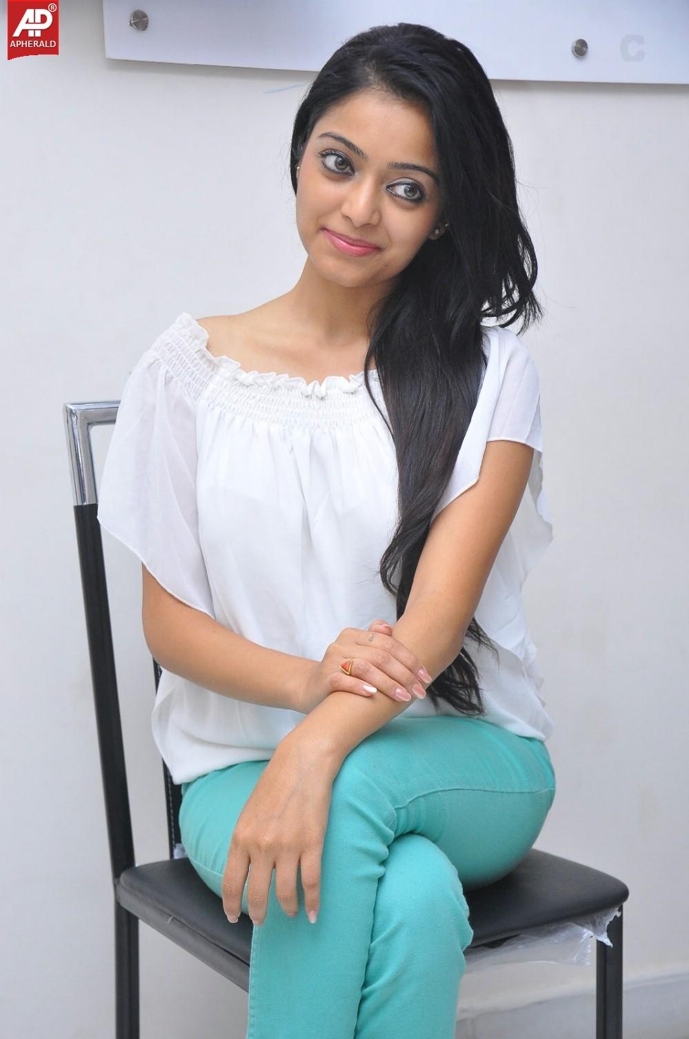 Janani Iyer Latest Stills