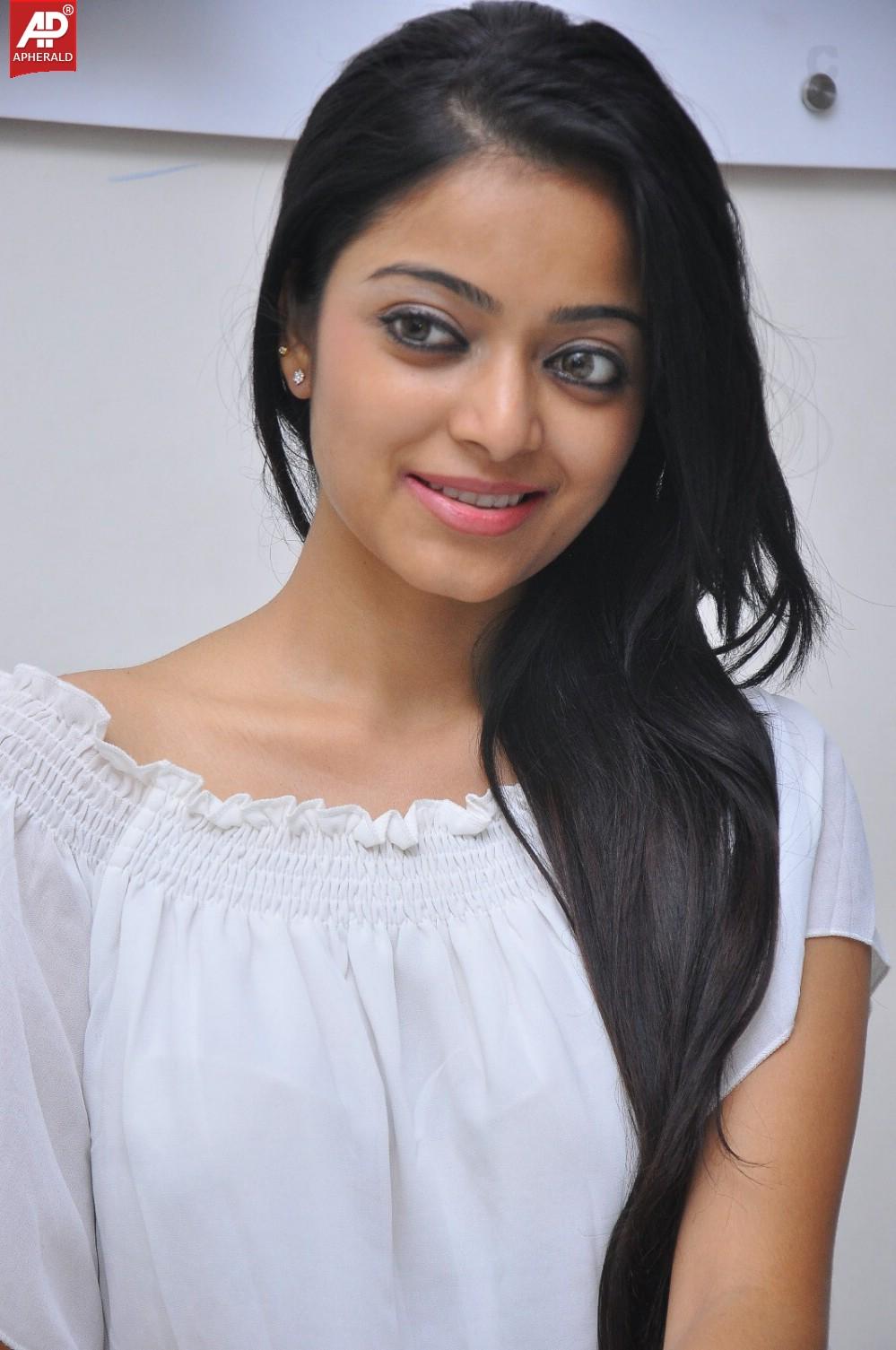 Janani Iyer Latest Stills