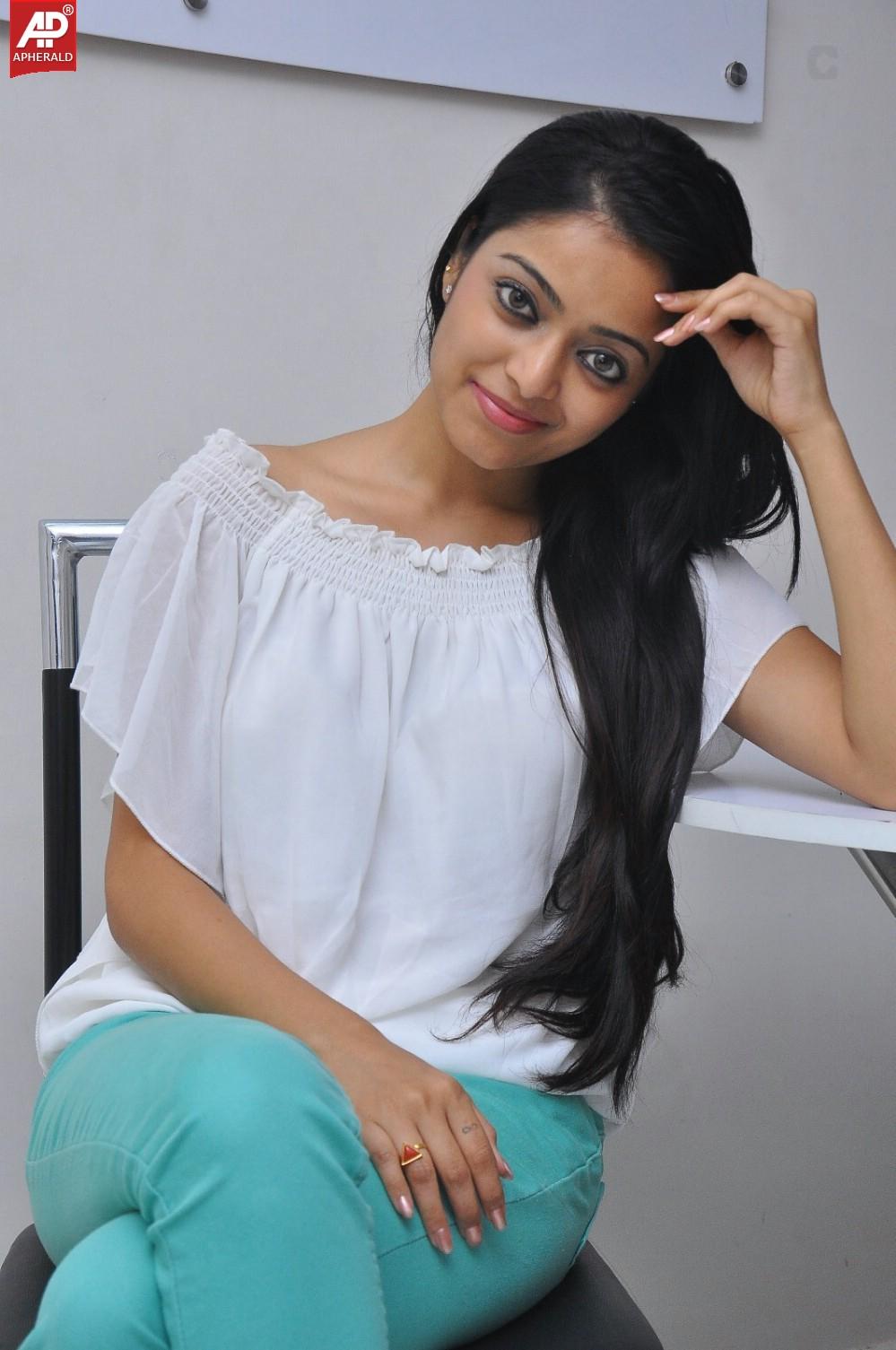 Janani Iyer Latest Stills