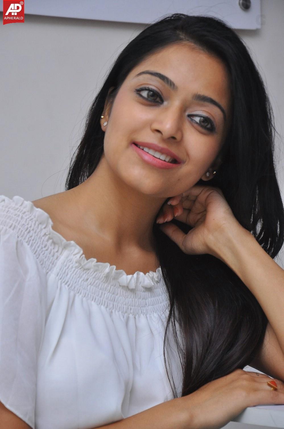 Janani Iyer Latest Stills